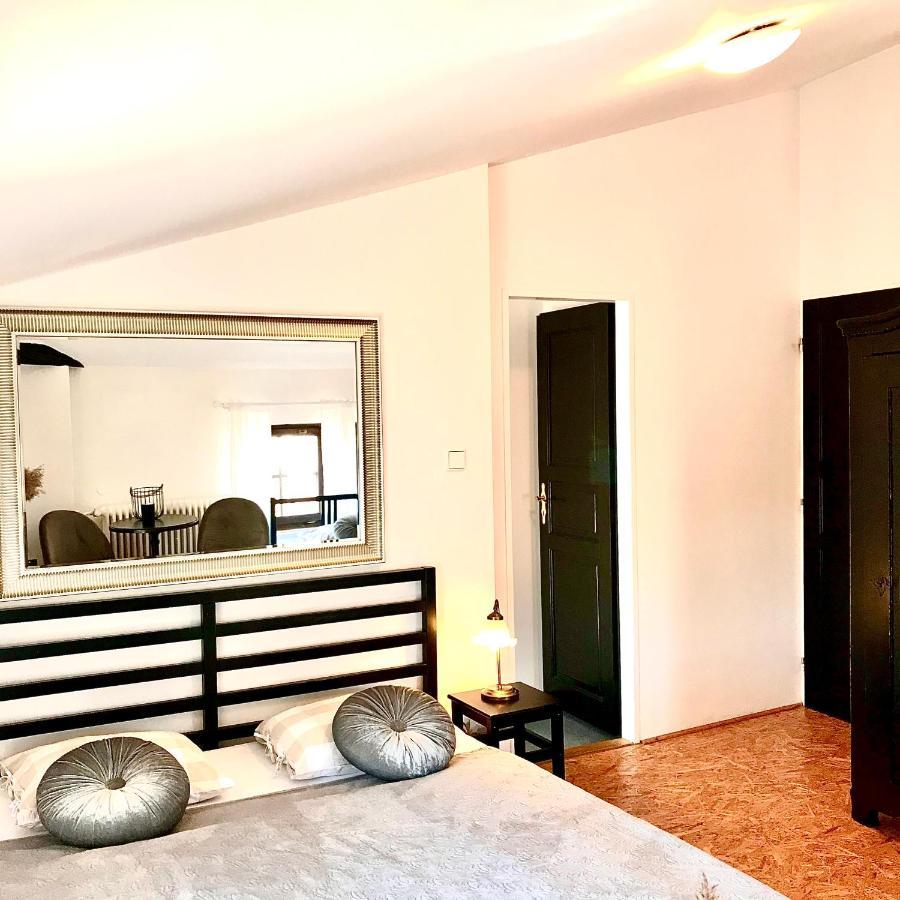 Boutique Apartments U Rolanda, Mikulasske Namesti Зноймо Экстерьер фото