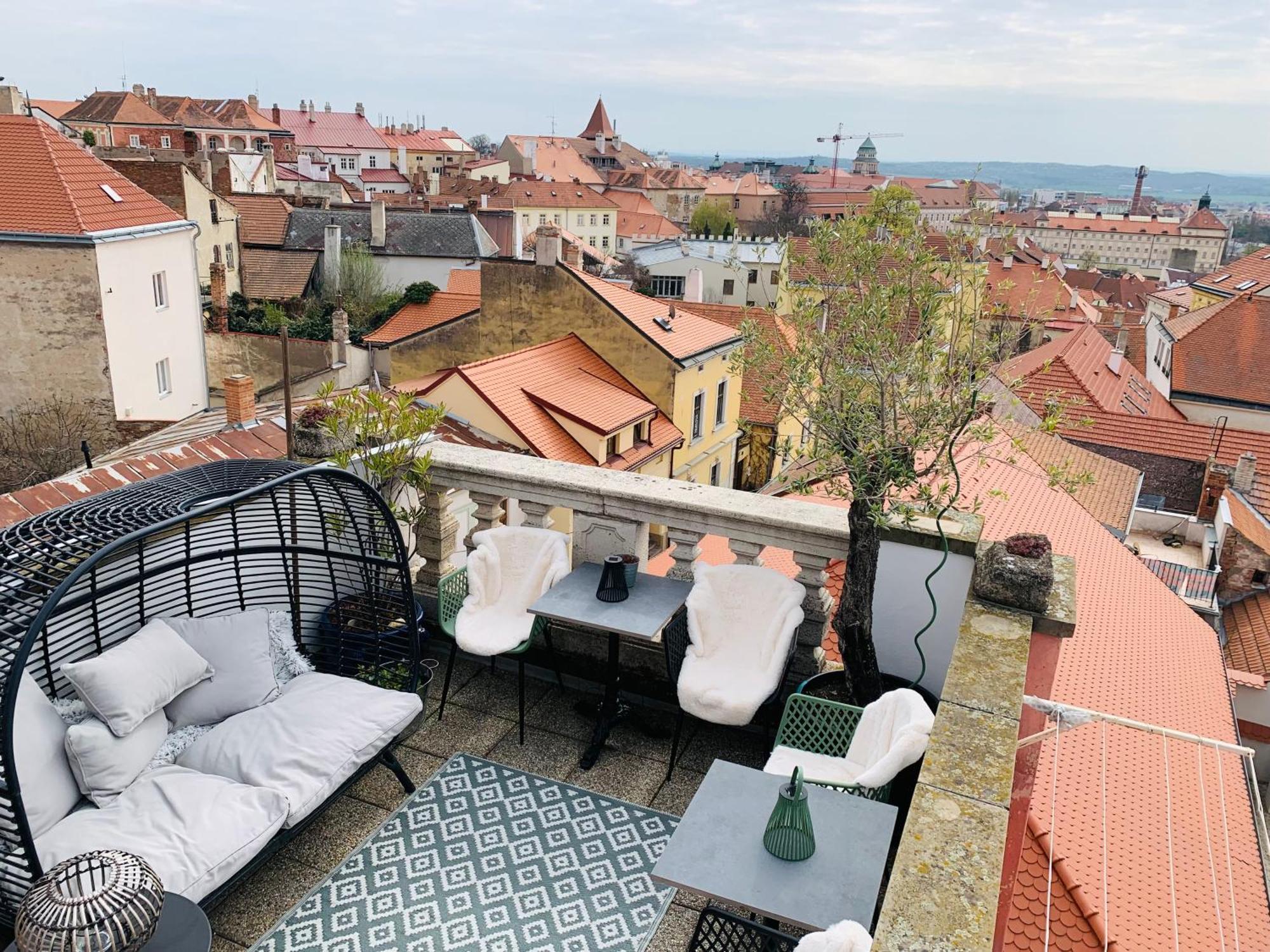 Boutique Apartments U Rolanda, Mikulasske Namesti Зноймо Экстерьер фото