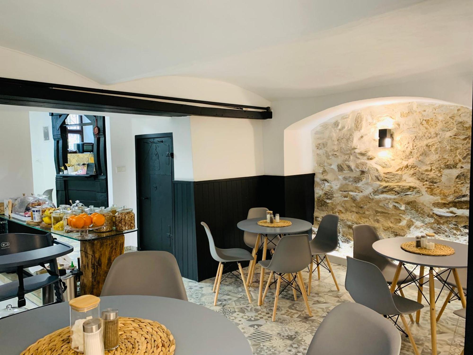 Boutique Apartments U Rolanda, Mikulasske Namesti Зноймо Экстерьер фото