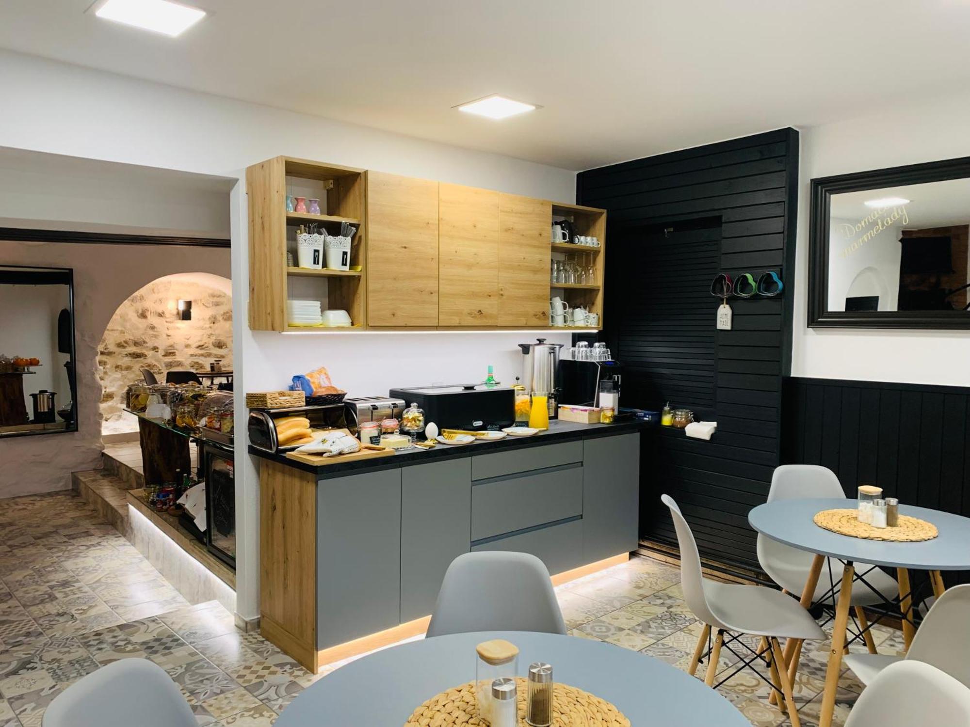 Boutique Apartments U Rolanda, Mikulasske Namesti Зноймо Экстерьер фото